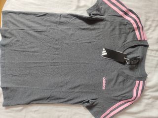Camiseta Adidas gris con rayas rosas
