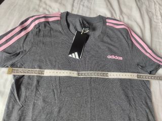 Camiseta Adidas gris con rayas rosas