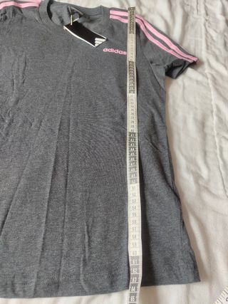 Camiseta Adidas gris con rayas rosas