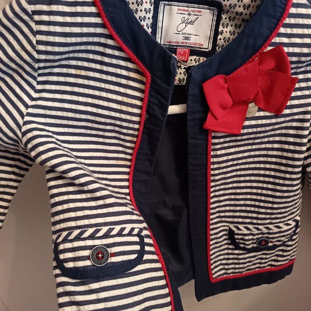 Chaqueta niña rayas y lazo rojo
