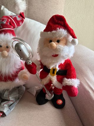 2 Papá Noel uno canta y baila 