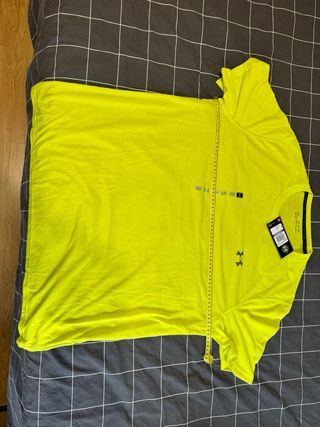 Camiseta Under Armour XXL amarilla con etiqueta