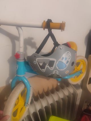 Bici infantil azul y amarilla + casco