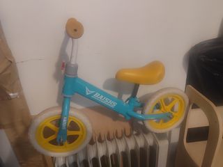 Bici infantil azul y amarilla + casco