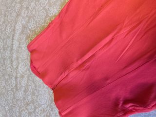 Vestido invitada coral
Cremallera transparente