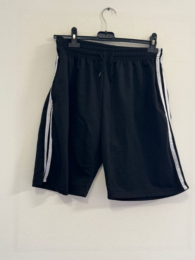 Pantaloncini neri con strisce laterali