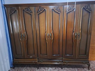 Armario antiguo de madera para restaurar