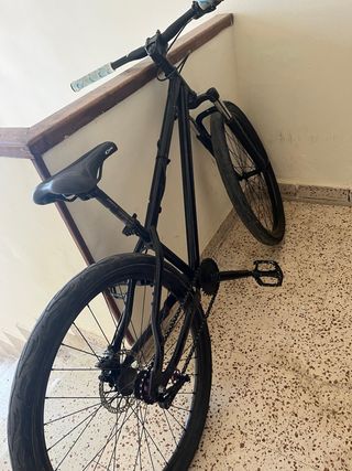Bicicleta negra poco uso