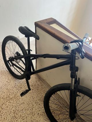 Bicicleta negra poco uso