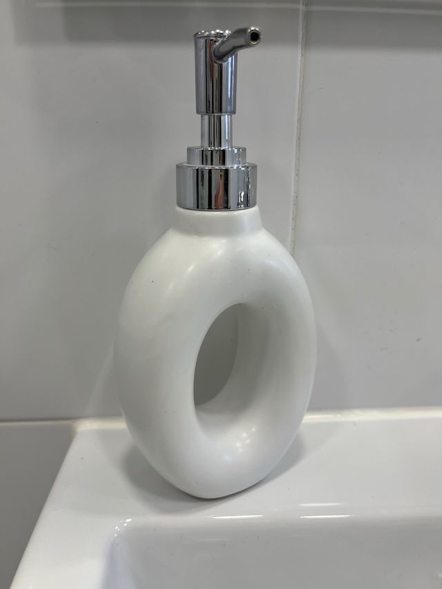 Dosificador de jabón con hueco