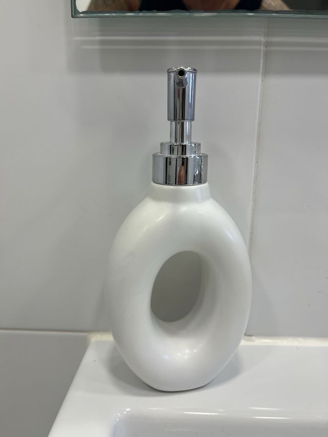 Dosificador de jabón con hueco