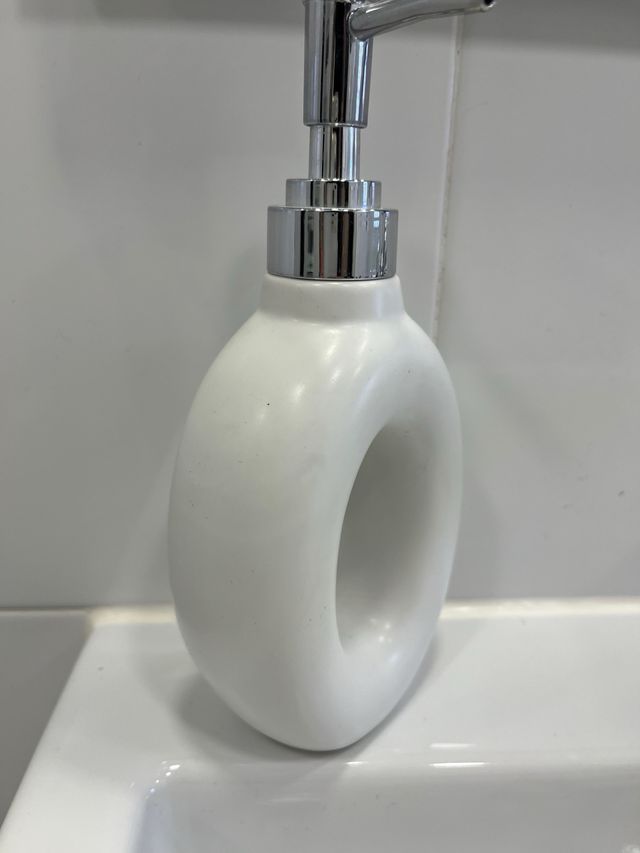 Dosificador de jabón con hueco