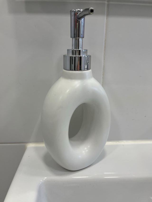 Dosificador de jabón con hueco