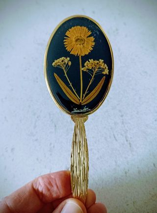 Espejo de mano dorado ovalado