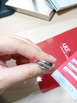 Anillo de plata con diseño ondulado