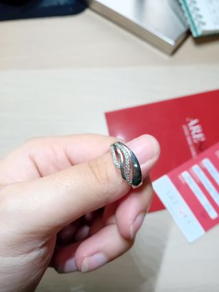 Anillo de plata con diseño ondulado