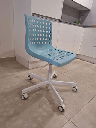 Silla de estudio elevable azul y blanca