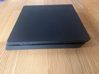 PS4 Slim 1TB Negra + 4 Juegos