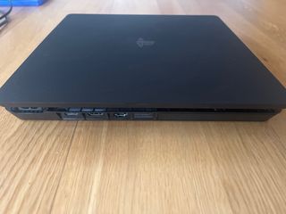 PS4 Slim 1TB Negra + 4 Juegos