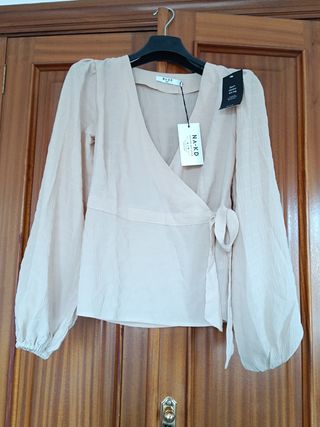 Blusa NA-KD cruzada talla única beige