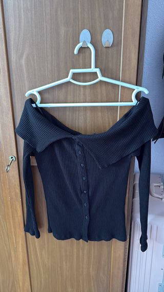 Suéter Negro Hombros Descubiertos