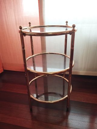 Mesa auxiliar redonda y dorada,3 baldas de cristal