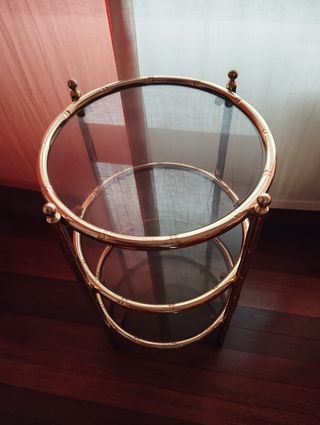 Mesa auxiliar redonda y dorada,3 baldas de cristal