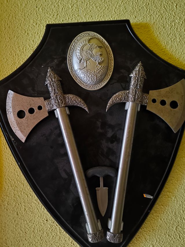Hacha decorativas con escudo y daga más otra hacha