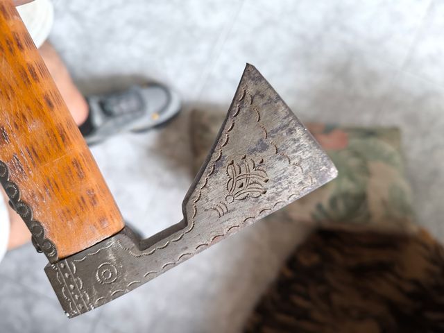 Hacha decorativas con escudo y daga más otra hacha