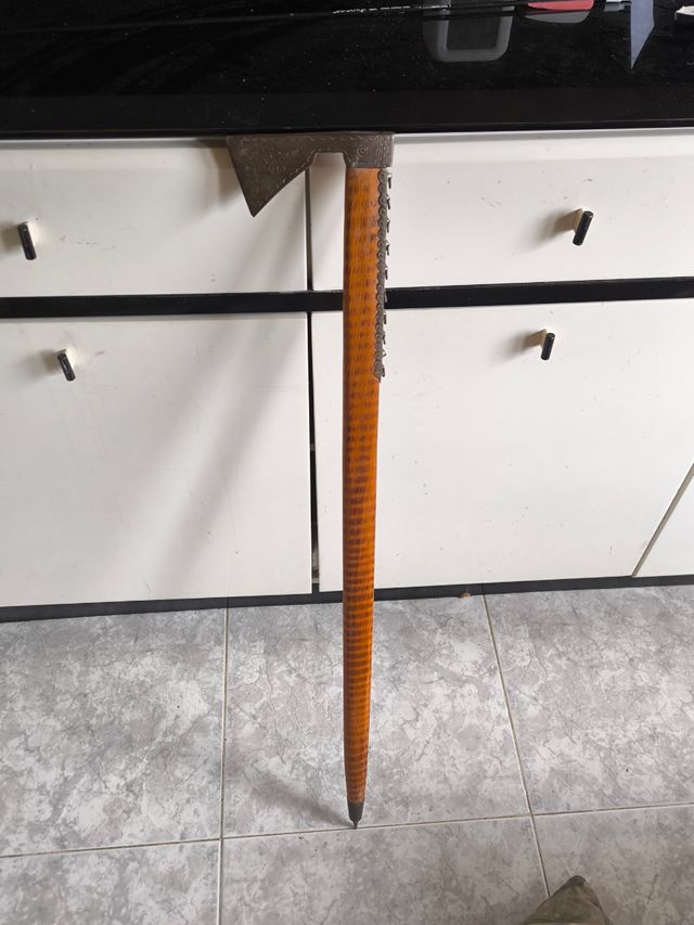 Hacha decorativas con escudo y daga más otra hacha