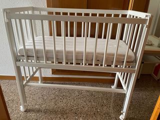 Minicuna blanca con ruedas y colchón con protector