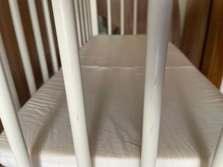Minicuna blanca con ruedas y colchón con protector