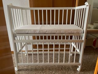 Minicuna blanca con ruedas y colchón con protector