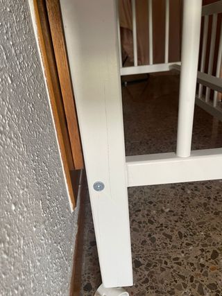Minicuna blanca con ruedas y colchón con protector