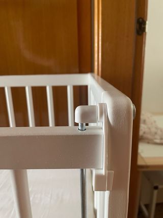 Minicuna blanca con ruedas y colchón con protector