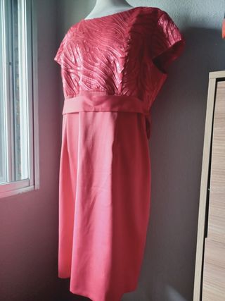 Vestido rosa con lentejuelas.
