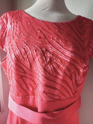 Vestido rosa con lentejuelas.