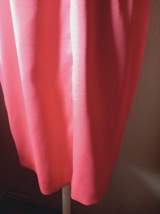 Vestido rosa con lentejuelas.