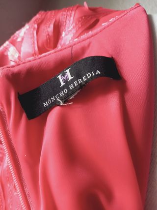 Vestido rosa con lentejuelas.