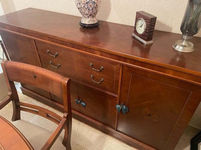 Conjunto vitrina y aparador de madera