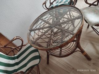 Conjunto de mimbre: mesa y 3 sillas