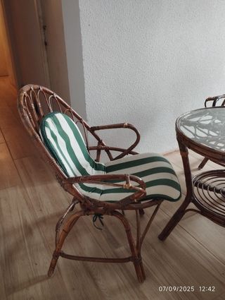 Conjunto de mimbre: mesa y 3 sillas