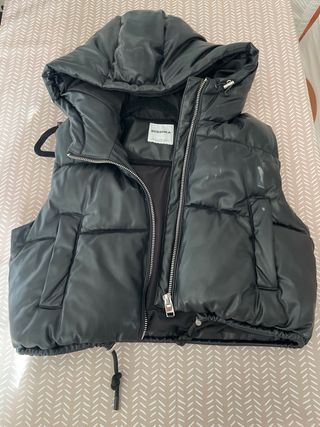 Chaleco negro con capucha y sin mangas 