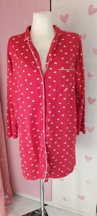 Camisón rojo con corazones blancos