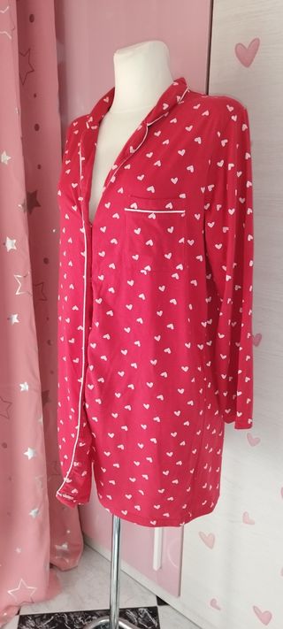 Camisón rojo con corazones blancos