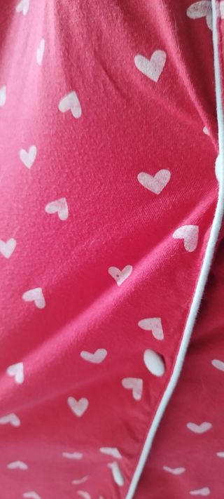 Camisón rojo con corazones blancos