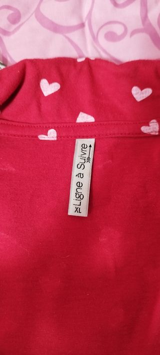 Camisón rojo con corazones blancos