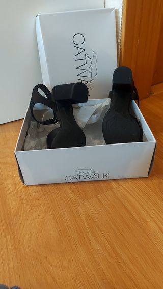 Zapatos joya, tacòn Catwalk negros