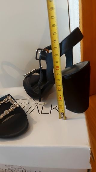 Zapatos joya, tacòn Catwalk negros