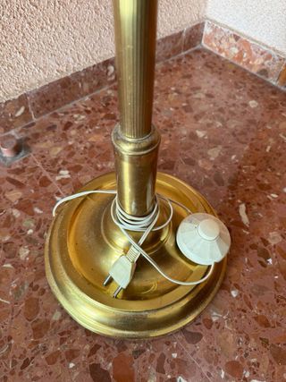 Lámpara de pie dorada antigua